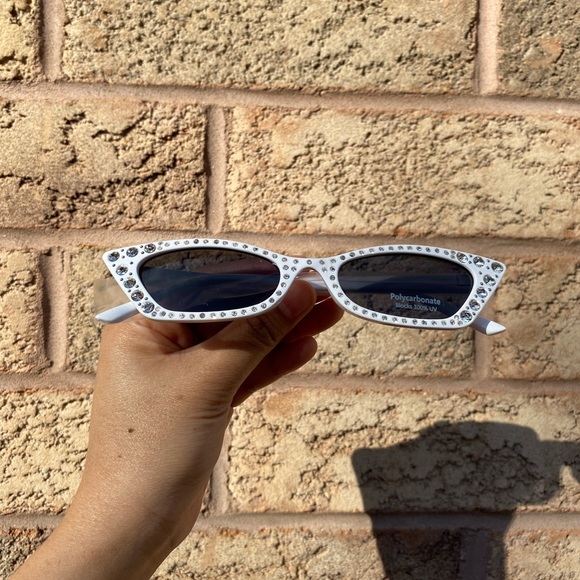 Jeweled Vintage Cat Eye Sunglass - Picture 2 of 3